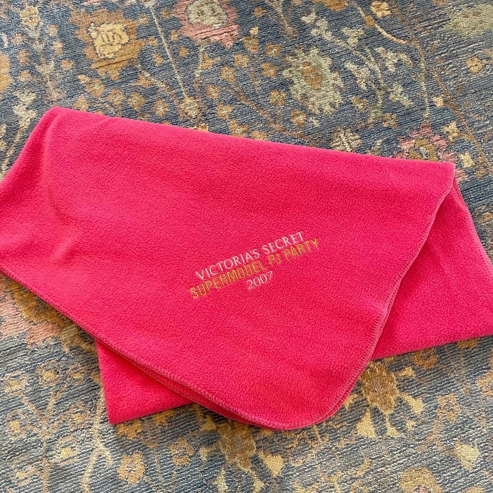 SUPER‎ RARE VS PINK FLEECE BLANKET MODEL EXCLUSIVE